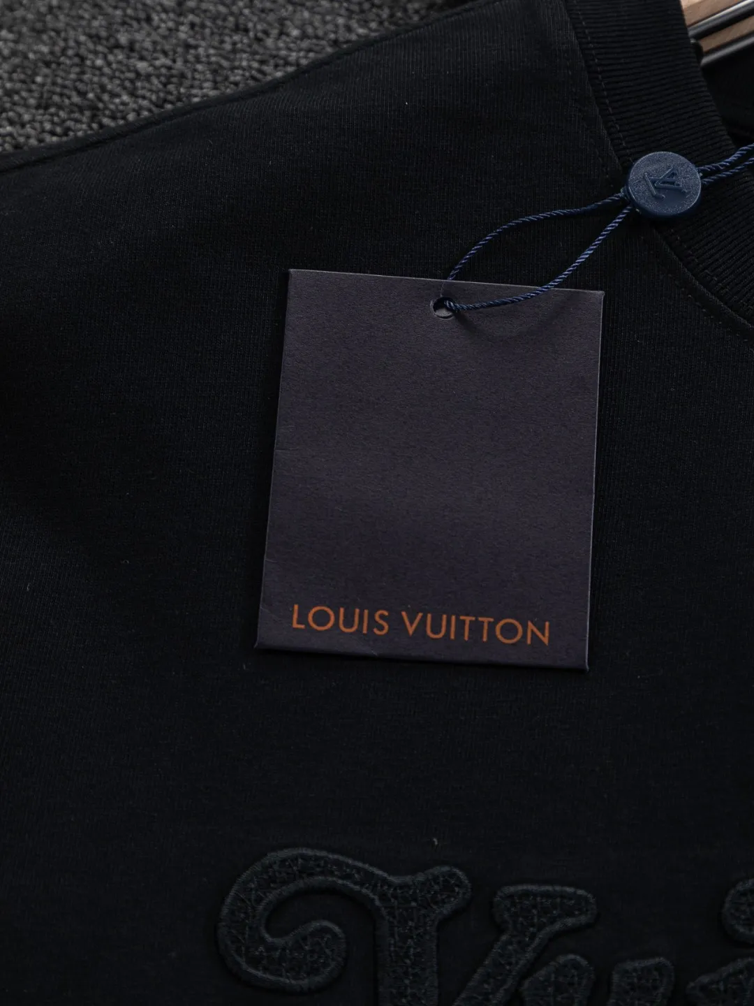 🅿️220 Louis Vuitton 1V LV slightly wide version S-XL LV 26ss new product counters are on the shelves at the same time. Multiple craftsmanship. Three-dimensional water-soluble cotton letters on the chest🪡 embroidery + water-soluble cotton large letters logo on the back🪡 embroidery. Round neck short-sleeved T-shirt, same style for men and women! Consigned to one-to-one creation. Synchronized with the official website, pure cotton fabrics at the counter! It is close to the skin and comfortable, durable and easy to wear. It has a classic and simple logo design and meticulous original craftsmanship. Short-sleeves, a must-have item for men, do not appear to be the same for the general public, but must be unique and eye-catching. This LV short-sleeve is all about quality, comfort, the same shape and fashion as always, including fabrics and cutting techniques. All of them have been made with great effort! 320 grams of washed pure cotton fabric, pure cotton is breathable, very refreshing and comfortable for daily wear. The rib knitting on the neckline is smooth and tight, and the neckline will not be skewed if you toss it at will. The loose version, you will find that it looks really good on the upper body. The overall is minimalist and neat, super versatile for daily use! Pair it casually with a pair of pants for a youthful look. A T-shirt will make your outfit crazy. It is a fashionable item that can never go wrong! Color: Black White Size: S-XL Size chart: S: Shoulder width 50-Bust 56-Length 70 M: Shoulder width 52-Bust 57-Length 72 L: Shoulder width 54-Bust 59-Length 74 XL: Shoulder width 56-Bust 62-Length 76